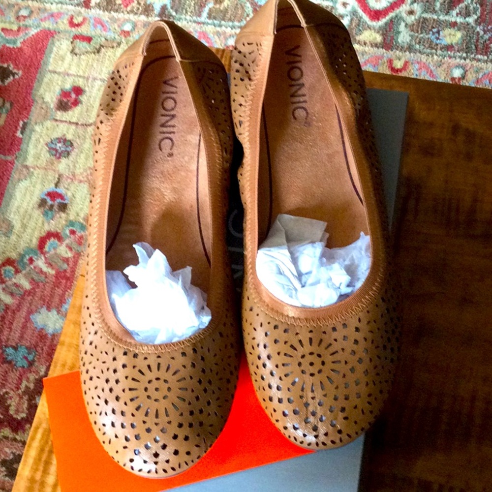 New in box Bionic Robyn Performance flats size 7.5 Toffee perforated leather